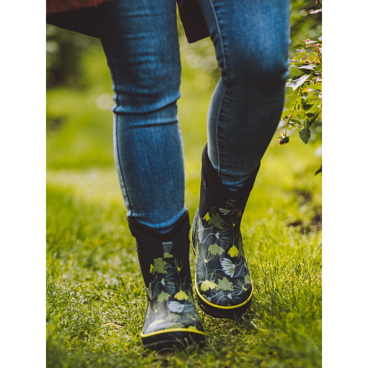 BOGS Classic Tulip Mid Black pattern