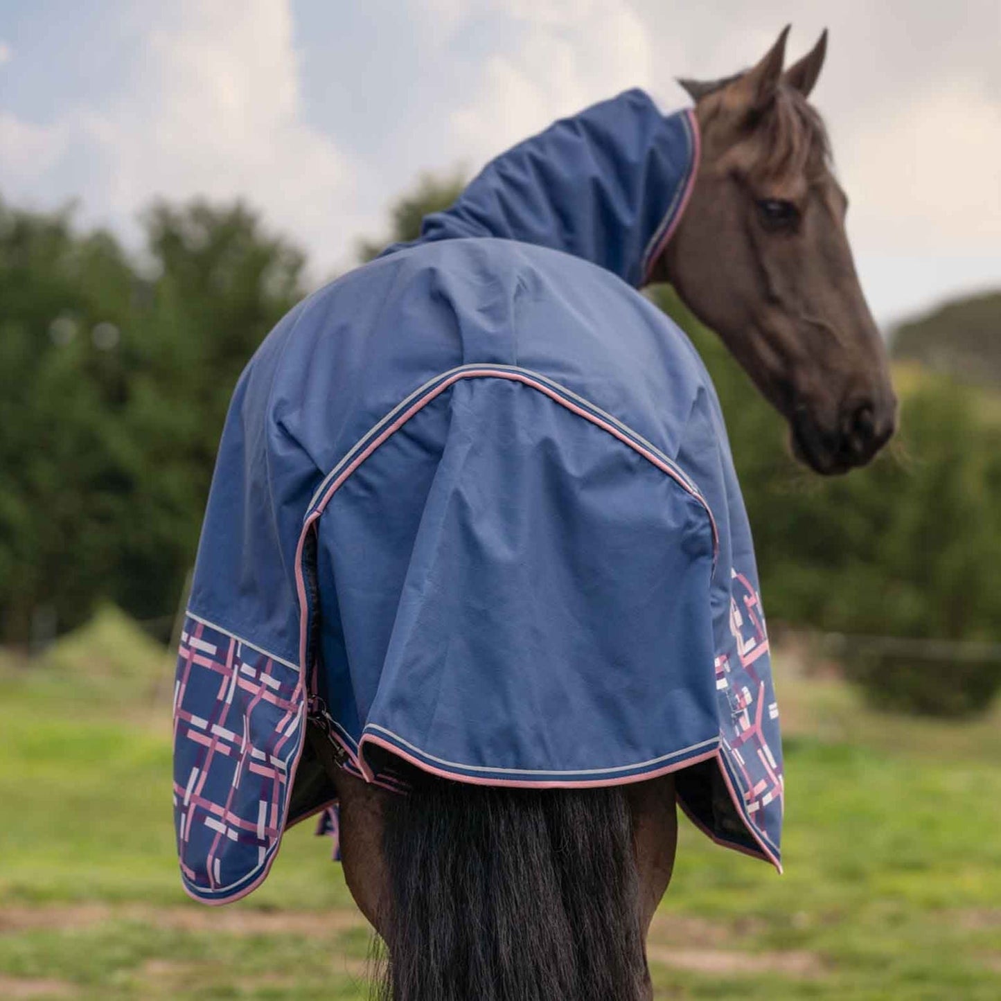Caribu Alpine XL Gusset Detach-a-Neck Horse Rug 100g Navy Check